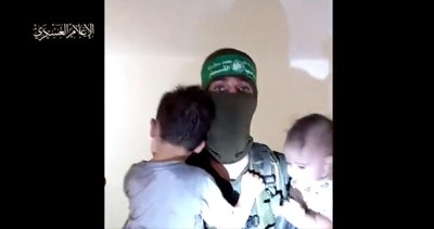 „Hamas" teroristai nusifilmavo su įkaitais paimtais izraeliečių vaikais