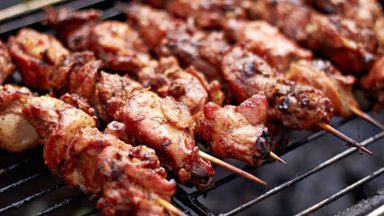 Ekspertas įvardijo, kokias klaidas darydami sugadinate ant žarijų keptos mėsos patiekalus