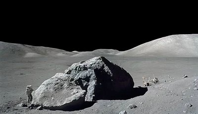 Apollo misijos 1972 metais metu NASA astronautai surinko Mėnulio uolienų pavyzdžių. NASA/Eugene Cernan