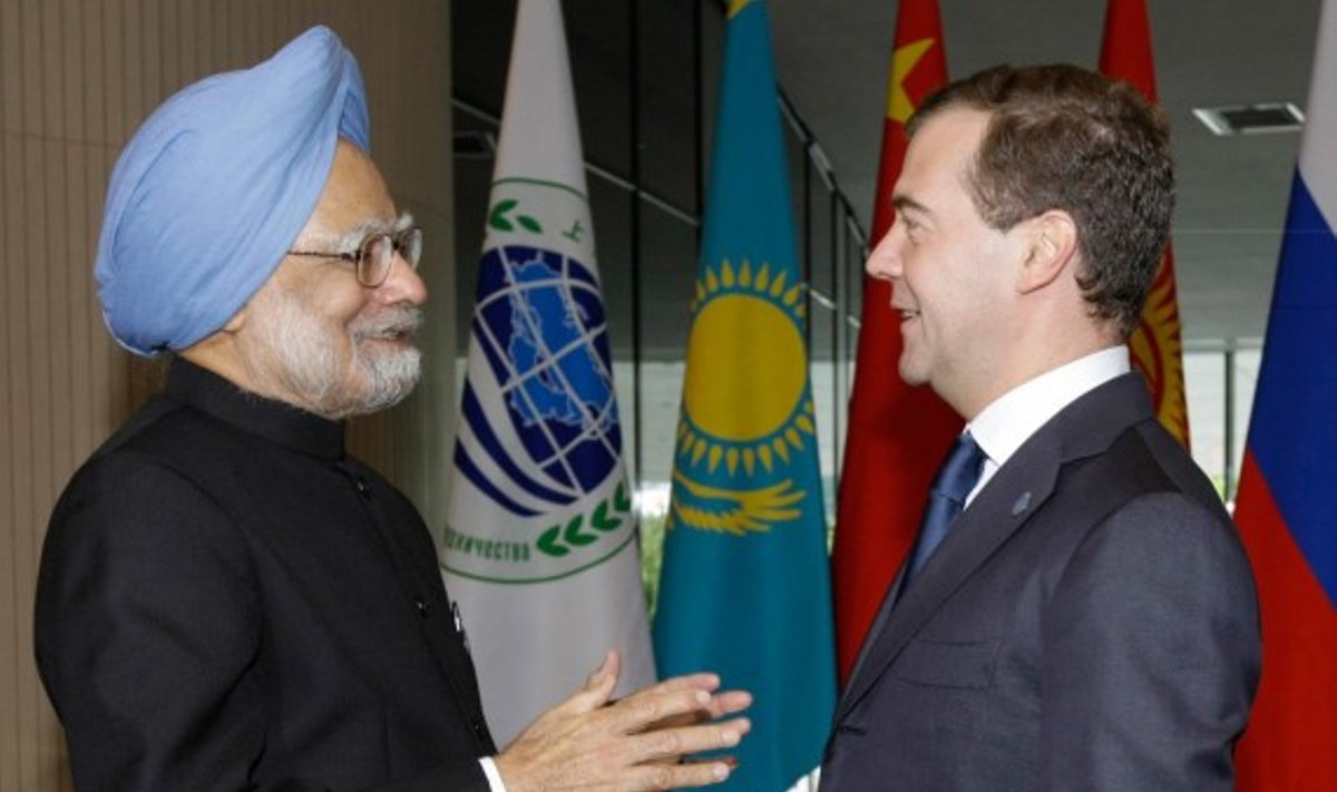 Rusijos prezidentas Dmitrijus Medvedevas ir Indijos premjeras Manmohanas Singhas 