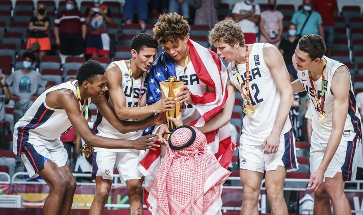 JAV krepšininkams įteikiamas čempionų trofėjus