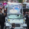 Popiežius Pranciškus Niujorke laimino istorinę akimirką išmaniaisiais fiksavusius tikinčiuosius