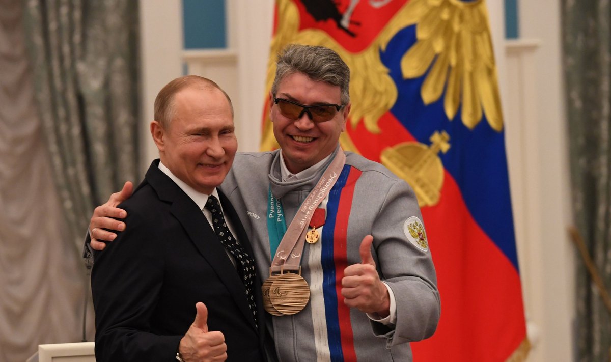 Vladimiras Putinas (kairėje), Pjongčango parolimpinis prizininkas Valerijus Redkozubovas