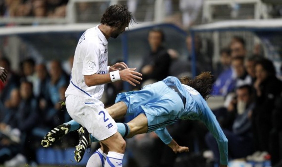 Cedricas Hengbartas ("Auxerre", kairėje) kovoja su  Gabrieliu Heinze ("Marseille") 