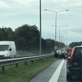 Dėl avarijos ir kelio remonto nusidriekė spūstys kelyje Vilnius–Klaipėda ties Kaunu