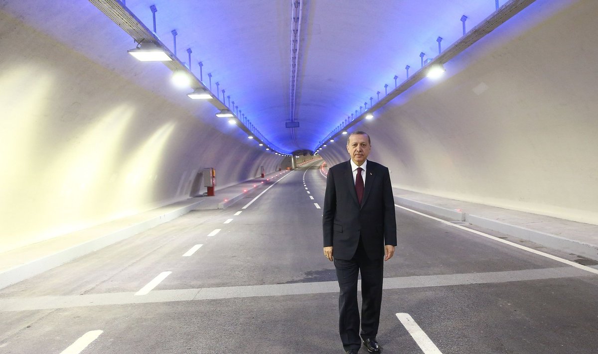 Atidarytas tunelis po Bosforo sąsiauriu