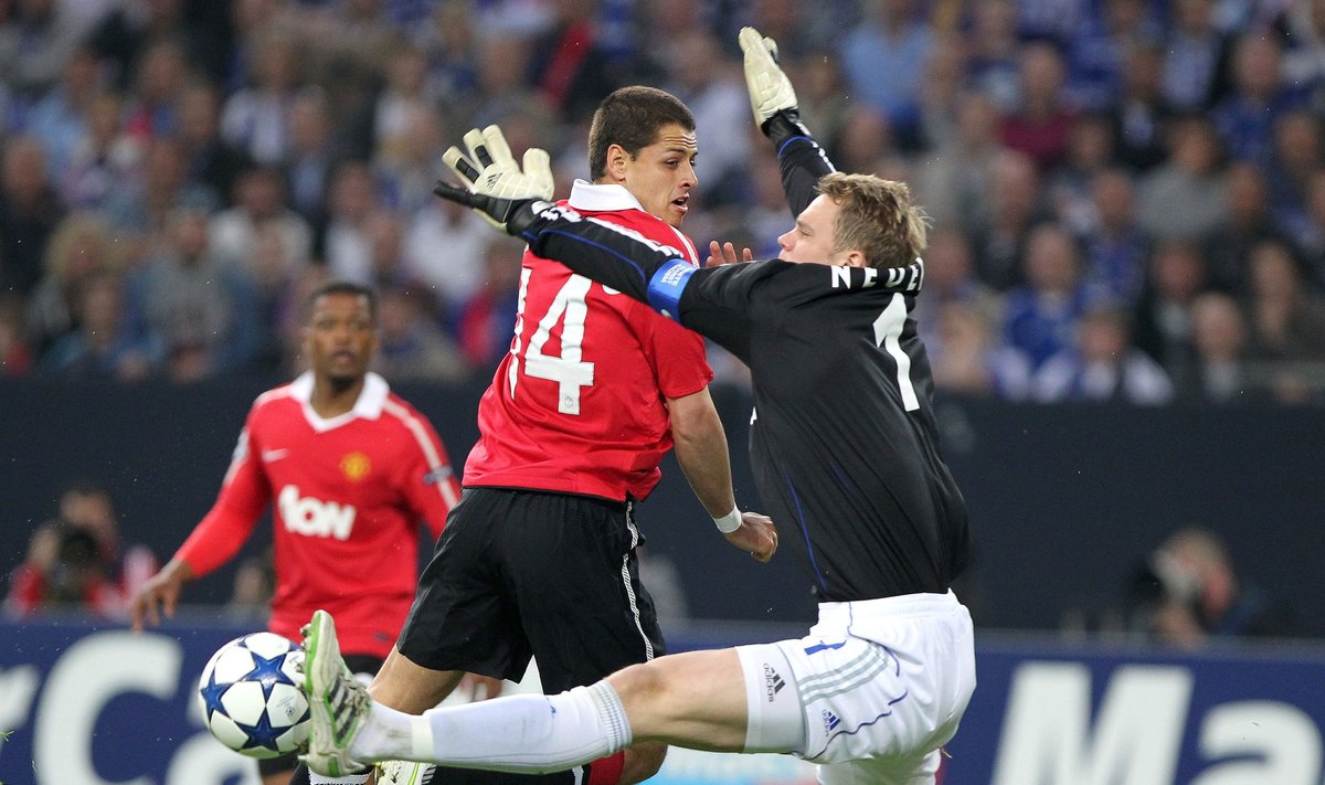 Manuelis Neueris ("Schalke") atremia Javiero Hernandezo ("Man. United") smūgį