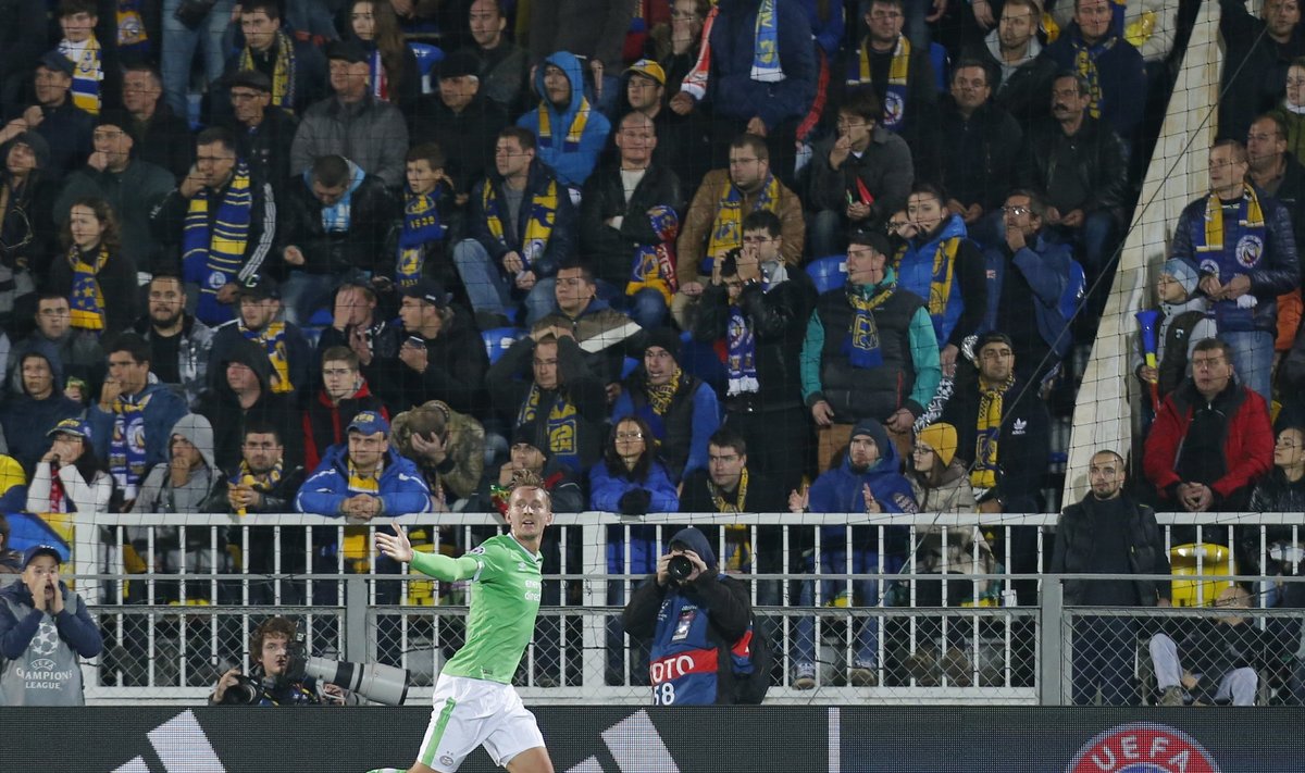 Luukas de Jongas (PSV) džiaugiasi įvarčiu Rostovo stadione