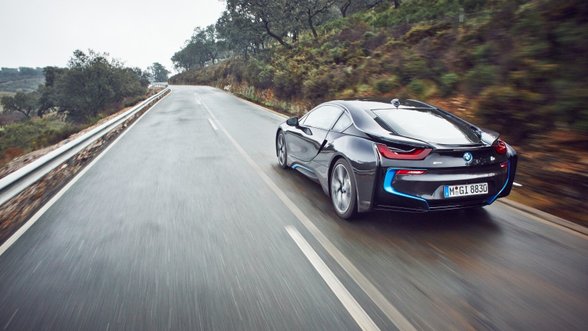 Svajojate apie superautomobilį? Rinkitės kiek pavažinėtą „BMW i8“