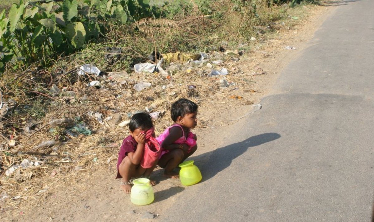 Gamtinius reikalus viešai Indijoje atlieka ne tik vaikai