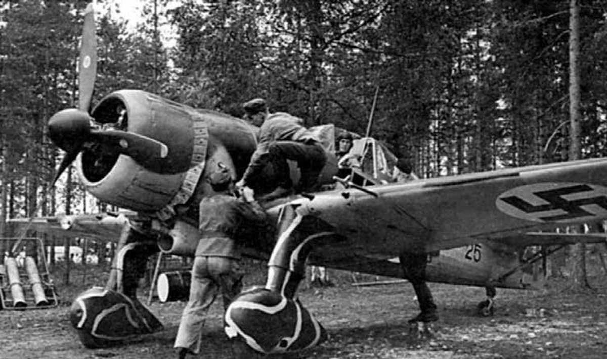 Suomių oro pajėgų naikintuvas „Fokker D. XXI“ ruošiamas koviniam skrydžiui.
