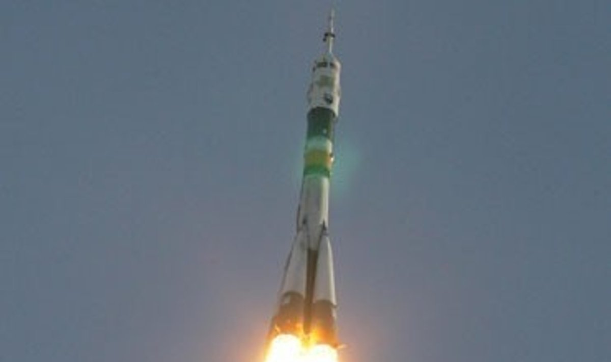 "Sojuz TMA-8" kosminis laivas pakilo į erdvę. Kovo 30-ąją startavusį laivą pilotuoja pirmasis Brazilijos kosmonautas Marcosas Pontesas, amerikietis Jeffrey Williamsas ir rusas Pavelas Vinogradovas.