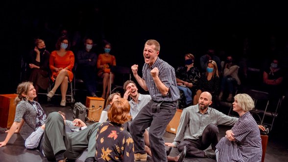 Vilniaus miesto teatras „Atviras ratas“ mini penkioliktąjį gimtadienį: išaugino tris aktorių kartas