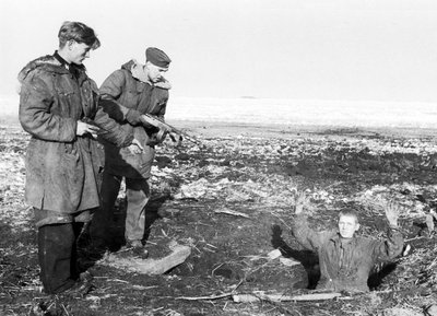 SS kareiviai suima sovietų kareivį. Vienas iš jų ginkluotas trofėjiniu rusišku pistoletu kulkosvaidžiu PPŠ.