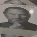 Azijoje S. Jobso gerbėjai šturmuoja knygynus norėdami įsigyti jo biografiją