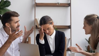 Kaip elgtis su konfliktiškais klientais, kolegomis – manipuliatoriais bei išprotėjusiais vadovais: garsaus psichiatro Marko Goulstono patarimai
