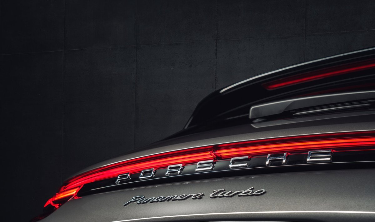 "Porsche Panamera Sport Turismo Turbo"