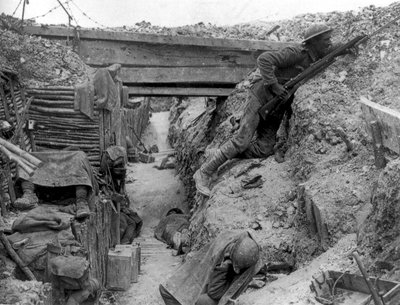 1916 m. Britų karys stebi priešą kol jo draugai miega