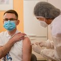 Глава Минздрава Литвы рассказал о побочных эффектах вакцины: приятный озноб, как в детстве