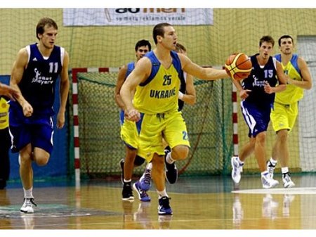 Ukrainos krepšinio rinktinės ataka (ukrbasket.net nuotr.)