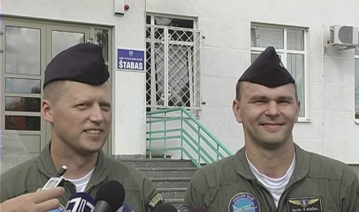 Orlaivio lakūnai majoras Marius Matulaitis ir vyresnysis leitenantas Povilas Stučka 