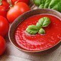 Neskubėkite išmesti pernokusių pomidorų: jie puikiai tiks padažams ir sviesto pagardinimui