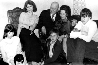 1974 m. M. Mironaitė ir T. Čepaitis (viduryje) 
