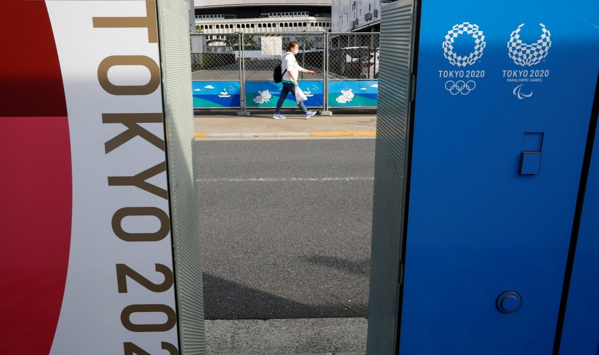 Praeivė tarp Tokijo olimpinių žaidynių reklamos