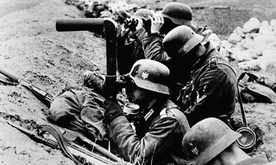 Vokiečių kariai stebi Raudonosios armijos pozicijas Perekopo sąsmaukoje.