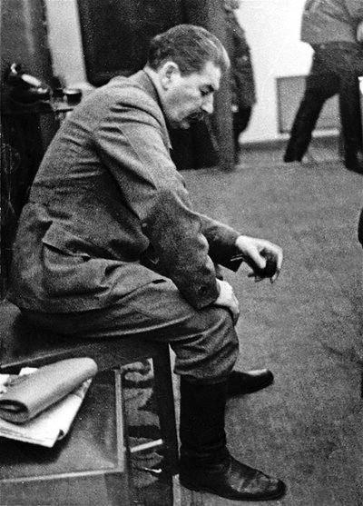 Reta neretušuota nuotrauka, kuri turėjo būti sunaikinta. 1941 m. birželio 29 d. Stalinas sėdi liūdnas ir susirūpinęs SSRS gynybos liaudies komisariate.