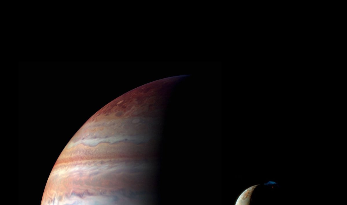 NASA nuotraukų montažas - Jupiteris ir jo palydovas Ijo