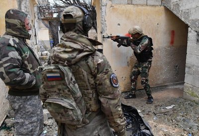 Rusų samdiniai iš privačios karinės kompanijos Vega Sirijoje apmoko režimo pajėgas