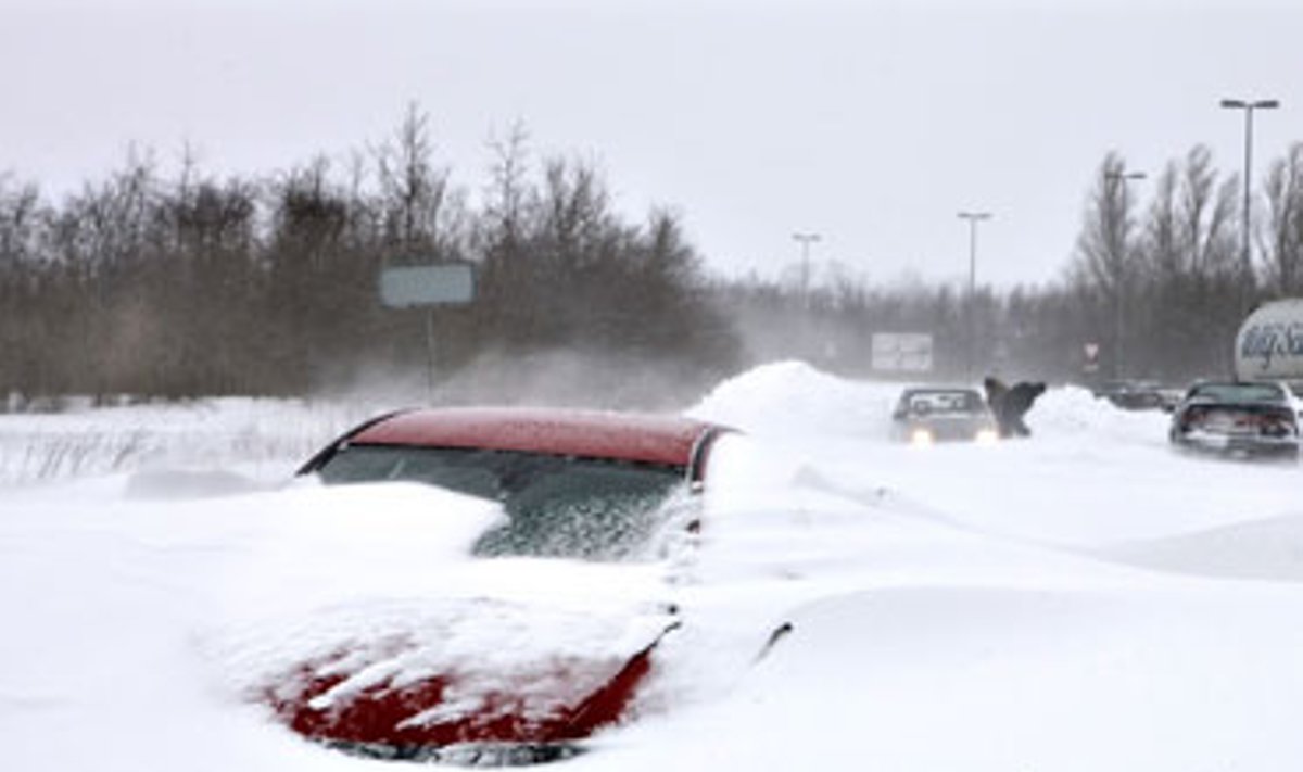 Automobilis padengtas sniegu kelyje tarp Alborgo ir Hadsundo miestų Danijoje. Oro, geležinkelių ir kelių transporto eismas buvo labai sutrikdytas dėl ketvirtadienį kilusios sniego audros.