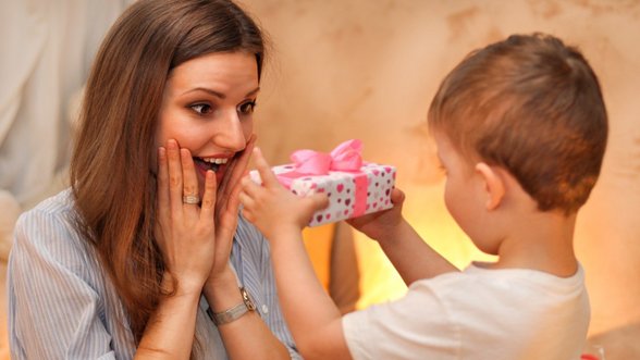 Apklausa parodė, kokių dovanų labiausiai nori mamos: tarp kvepalų bei aksesuarų yra ir vienas netikėtumas