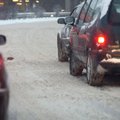 Kauno gatvės virto čiuožykla: pasipylė avarijos, automobiliai neužkyla į kalnus