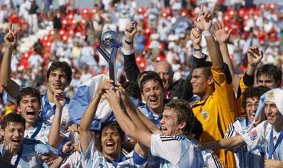 Sergio Aguero su komandos draugais Argentinos jaunimo futbolo rinktinėje laiko pasaulio čempionų taurę