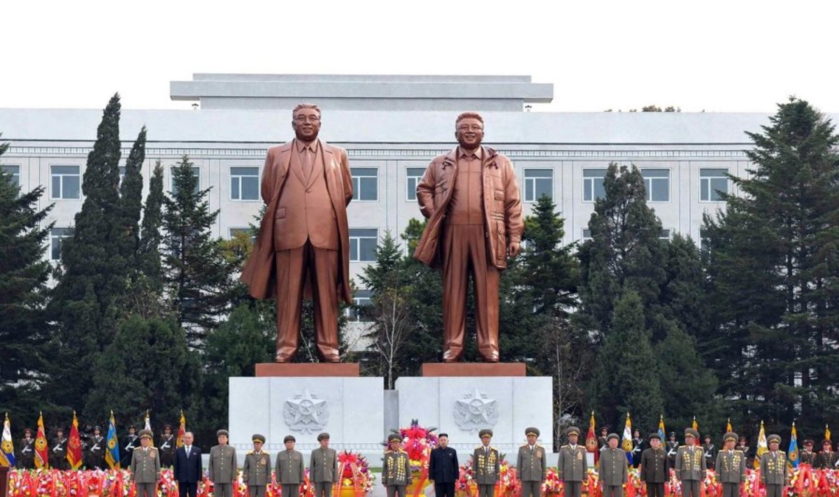 Kim Il Sungo ir Kim Jong Ilo skulptūros