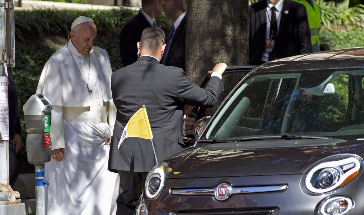 Popiežius Pranciškus ir jo papamobilis "Fiat 500L"
