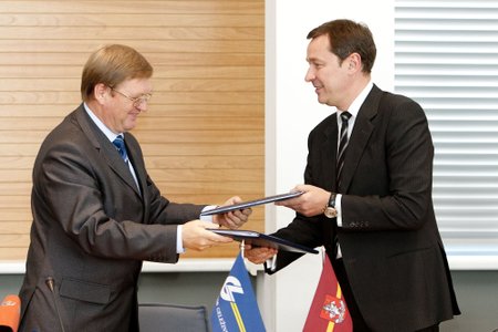Artūras Zuokas ir bendrovės "Lietuvos geležinkeliai" generalinis direktorius Stasys Dailydka pasirašo sutartį dėl Vilniaus Logistikos parko steigimo