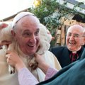 Gyvoje prakartėlėje apsilankęs popiežius Pranciškus ištirpdė žmonių širdis