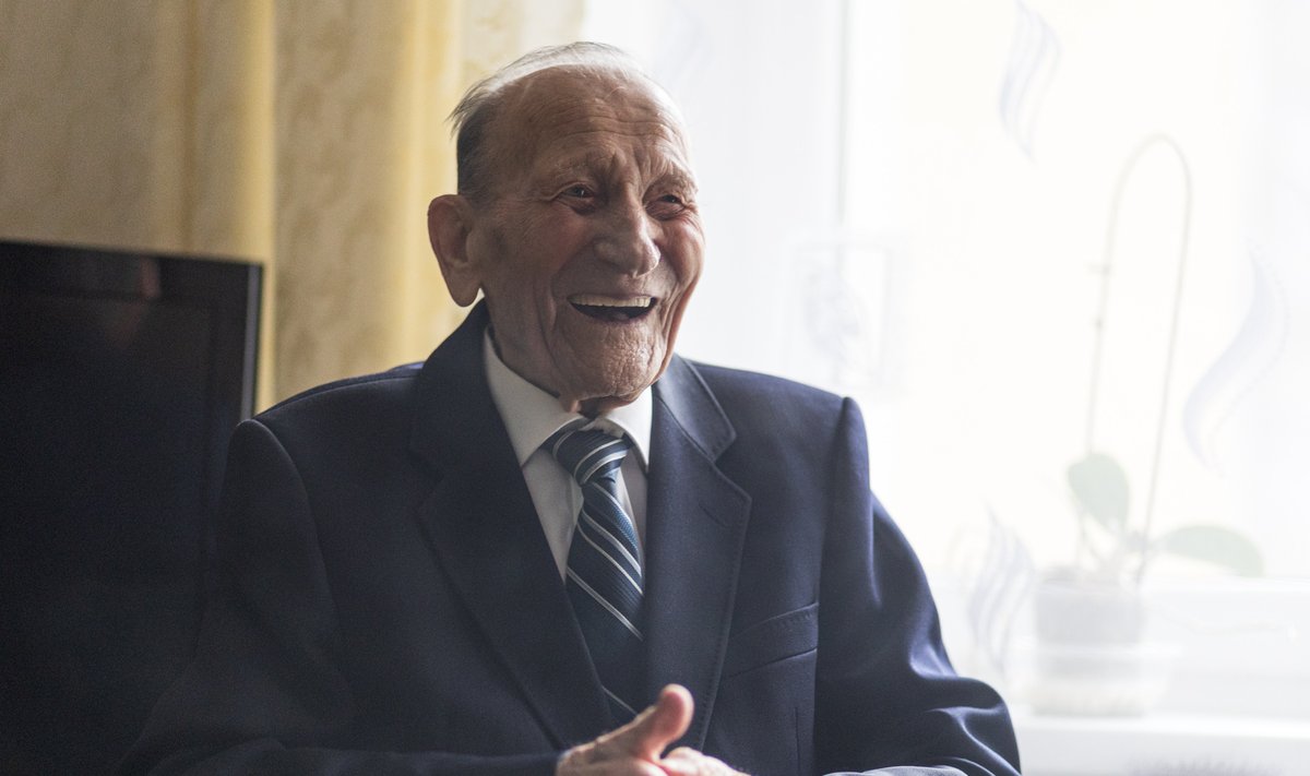 103 metų kaunietis Simonas Laukaitis daug šypsosi ir ragina kitus dažniau nusišypsoti