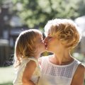Psichologė paaiškino, kodėl vaikų geriau nebučiuoti į lūpas