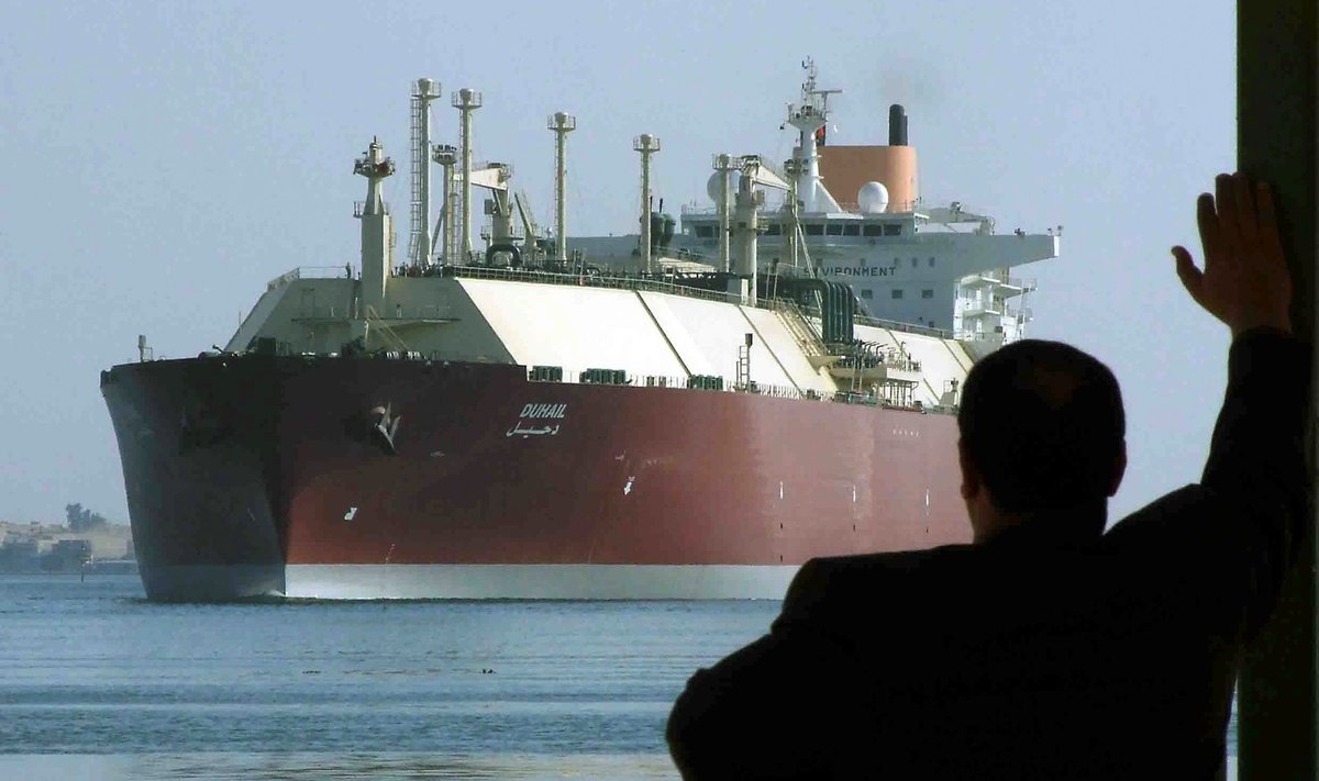 Kataro suskystintųjų dujų tanklaivis per Sueco kanalą gabena dujas į Europą