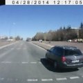 Nufilmuota, kaip įžūlus vairuotojas vos nesukėlė avarijos