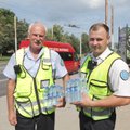 В жару вильнюсские контролёры освежают пассажиров общественного транспорта питьевой водой