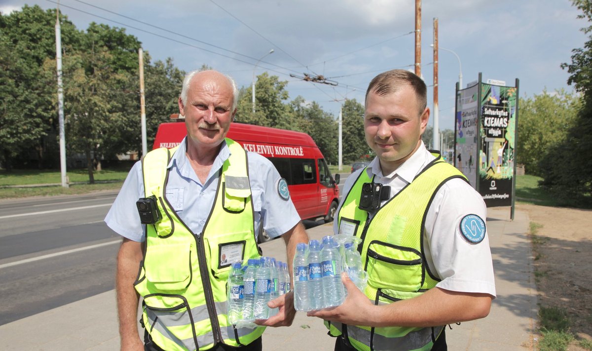 В Вильнюсе контролёры освежают пассажиров общественного транспорта питьевой водой