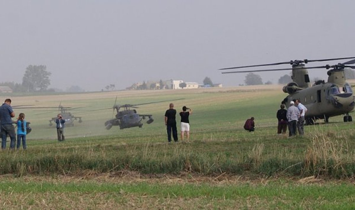 JAV sraigtasparniai dėl blogo matomumo buvo priversti nusileisti Lenkijos laukuose