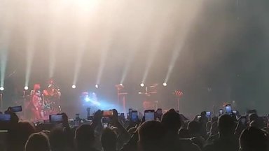 „Rammstein“ lyderio koncerte mėtomi tortai