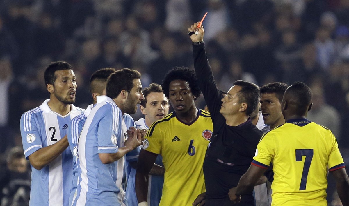 Gonzalo Higuainas gauna raudoną kortelę