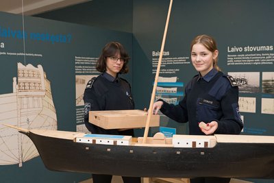 NORAI. Vienuoliktokė Alina Lukaševičiūtė (kairėje) nori tapti laivo kapitone, o septintokė Lukrecija Stonytė domisi kosmetika